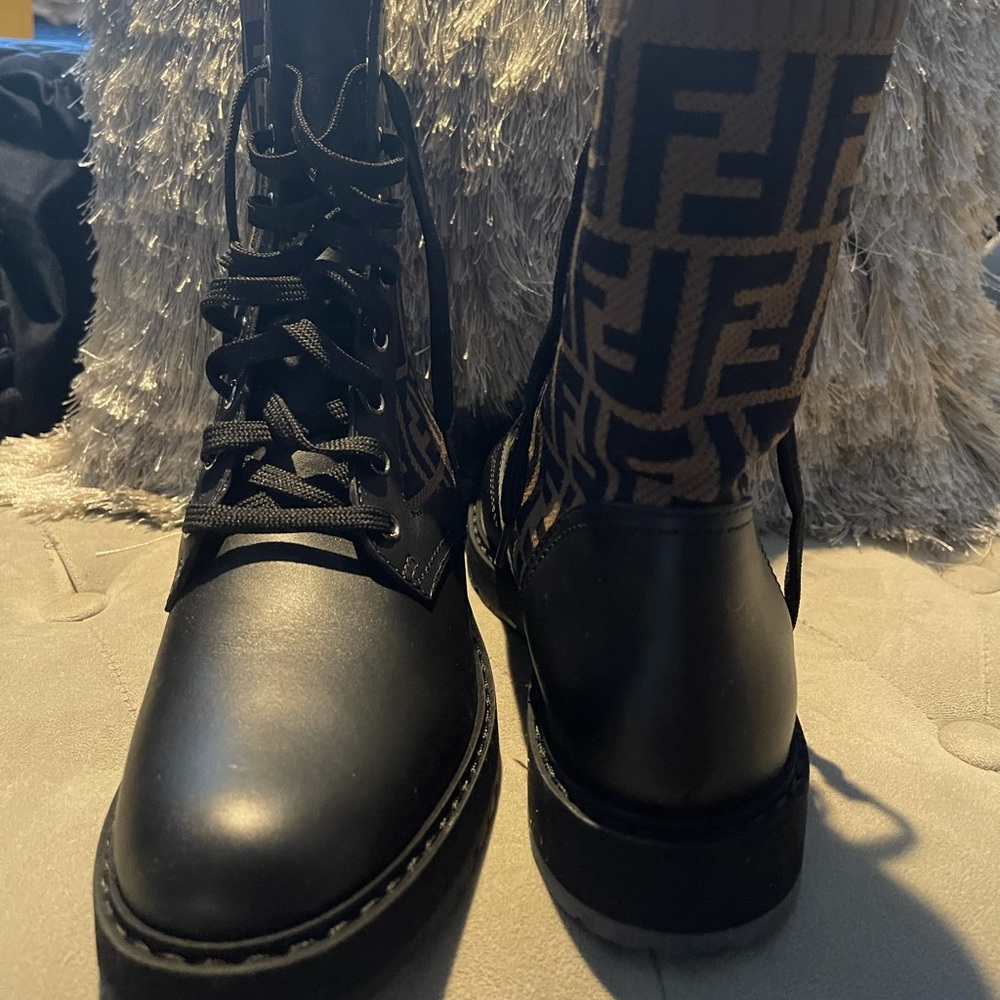 Authentic Fendi boot size 9.5 new never worn